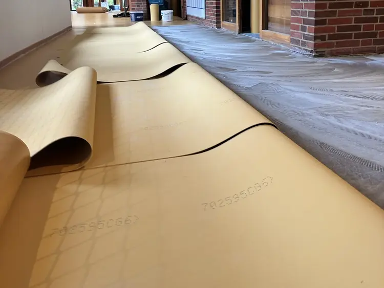 Foto eines Fußboden-Verlegen Projektes der Malerei Norbert Bardtke in einem Haus mit Ziegelsteinwänden. 